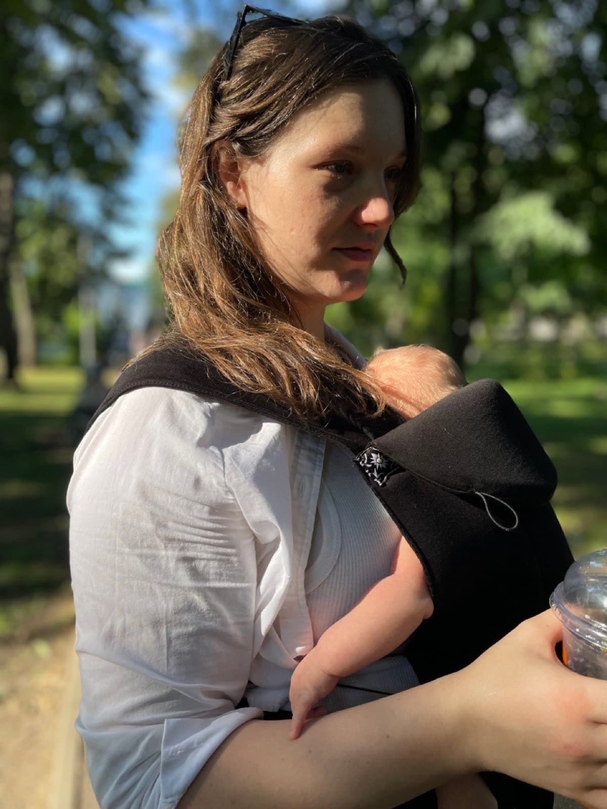 Fondatoarea Baby Hug purtându-și copilul